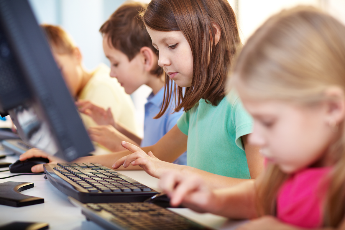 Компьютер дети школа. Ребенок за компьютером. Ученик за компьютером. Компьютер для детей. Ученик с компьютером.